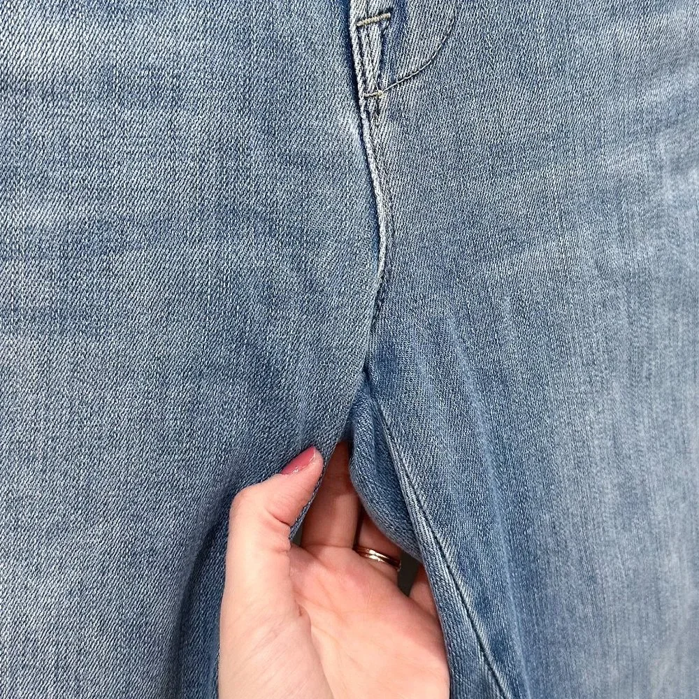 Frame Le High Skinny Double Needle in Overturn Beach Light Wash Denim Jeans